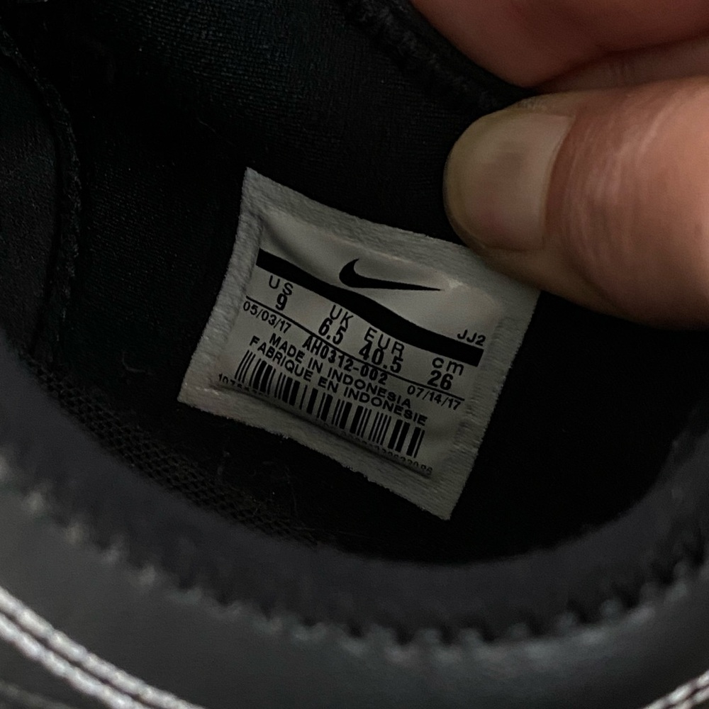 Nike Black and Gray Women’s Sneakers - Picture 4 of 4